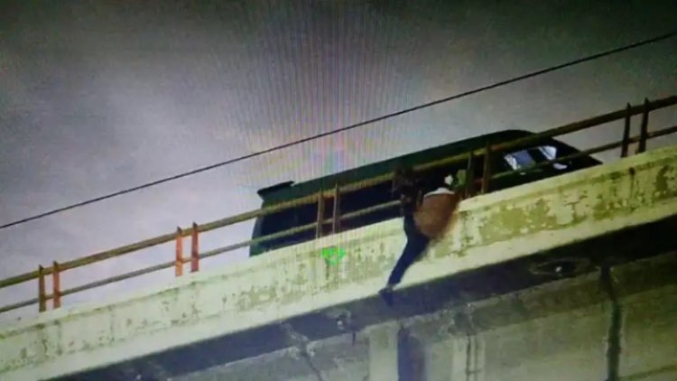 Policías evitan suicidio de hombre en Atizapán