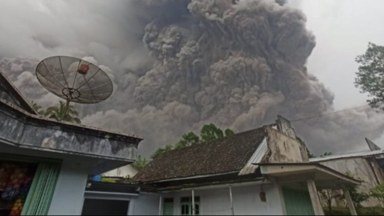Volcán indonesio hace erupción y deja un muerto