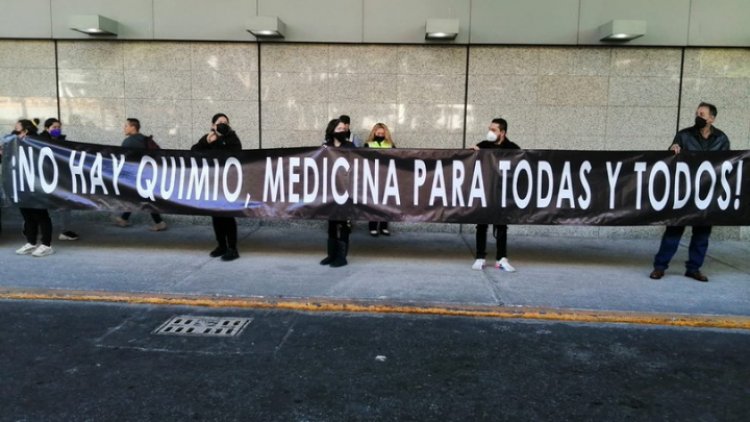 Padres de niños con cáncer protestan en AICM