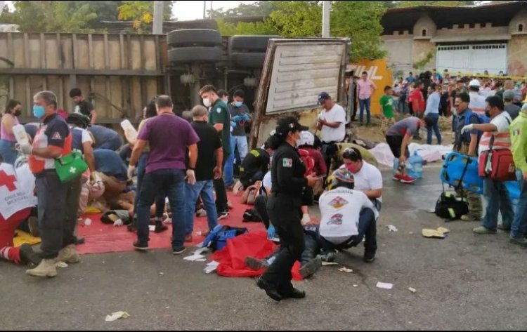 Tráiler volcado con migrantes no cruzó retenes: GN