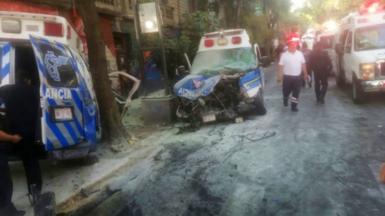 Choque entre ambulancias deja 7 heridos