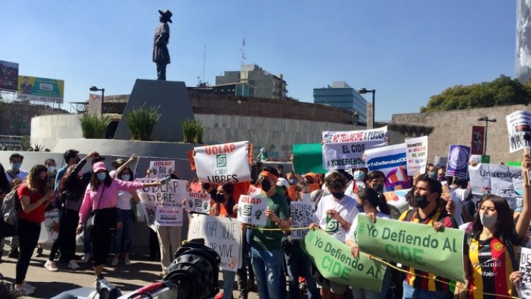 Alumnos del CIDE marchan rumbo al senado