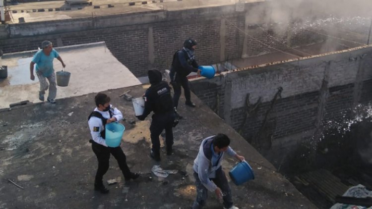 Sofocan incendio en casa habitación en Neza