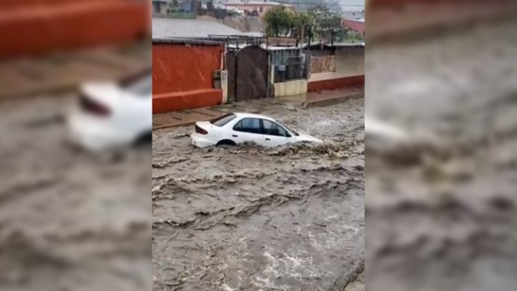 Coladera devora a persona en Baja California