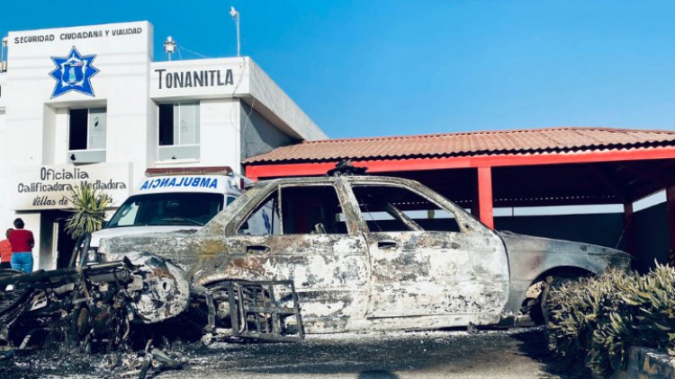 Queman vehículos oficiales en Tonatitla por corrupción