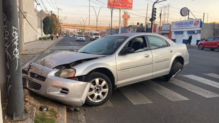 Conductor borracho deja auto chocado en Metepec