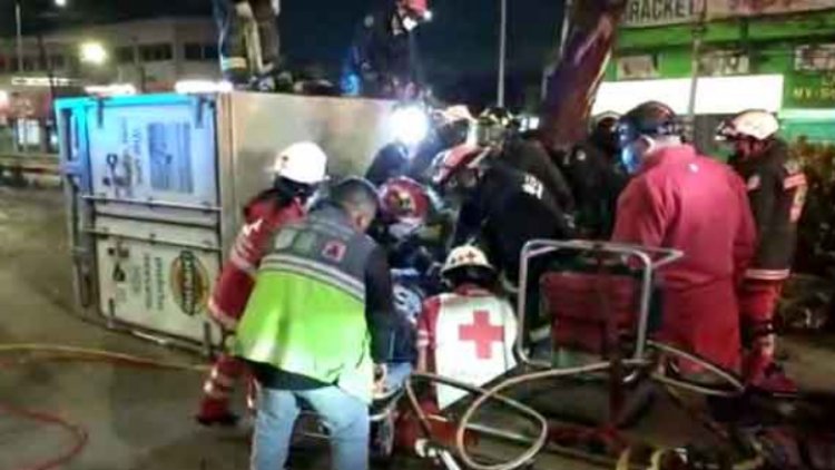 Vuelca camioneta en Calzada Vallejo