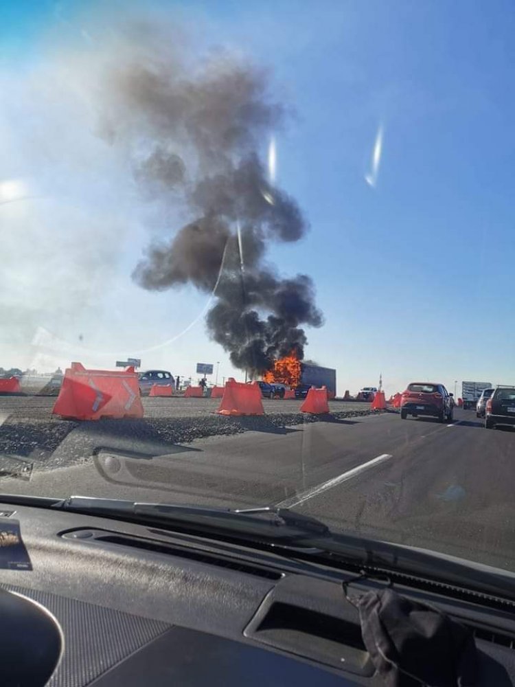 Tráiler se incendia en la México-Pachuca