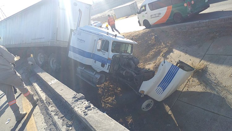 Tráiler cae en zanja en la Texcoco-Lechería