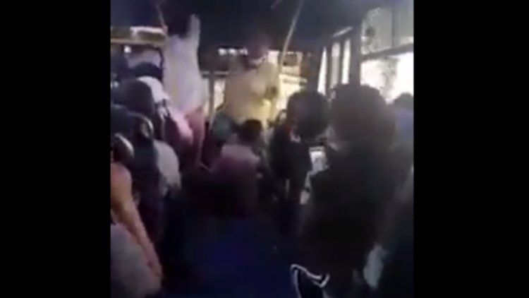 Pasajeros desnudan a asaltante en Toluca