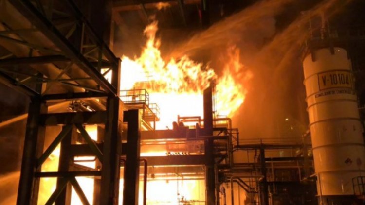 Arde en llamas refinería Lázaro Cárdenas