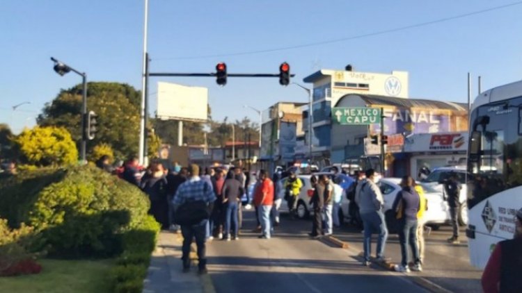 Riñen choferes de Uber y policías en Puebla