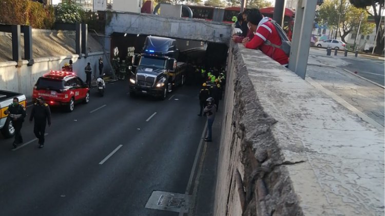 Tráiler se atora en bajo Puente de Viaducto