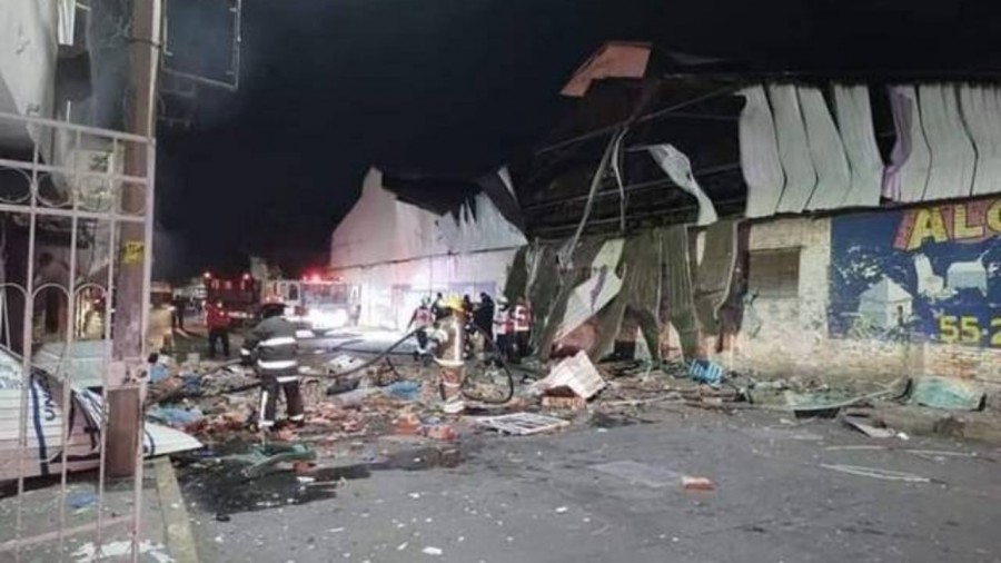 Explosión destruye casa en Ixtapaluca