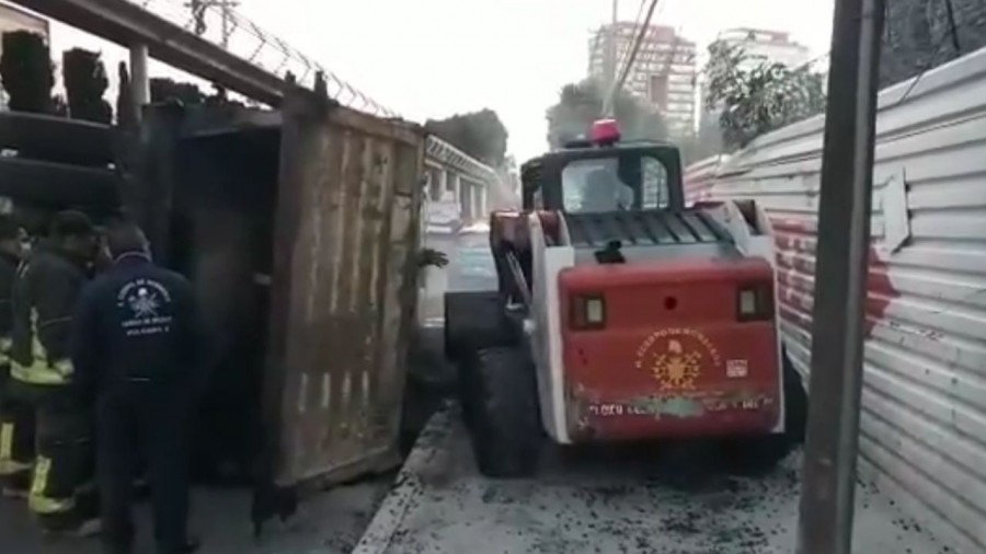 Vuelca camión con toneladas de chapopote en Álvaro Obregón