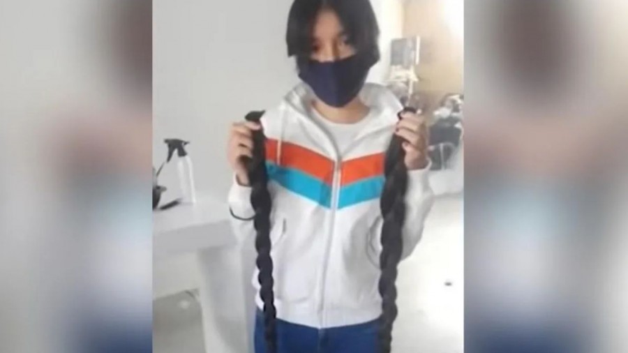 Jovencita de 16 años vende su cabello para comprar tanque de oxígeno a su abuelo