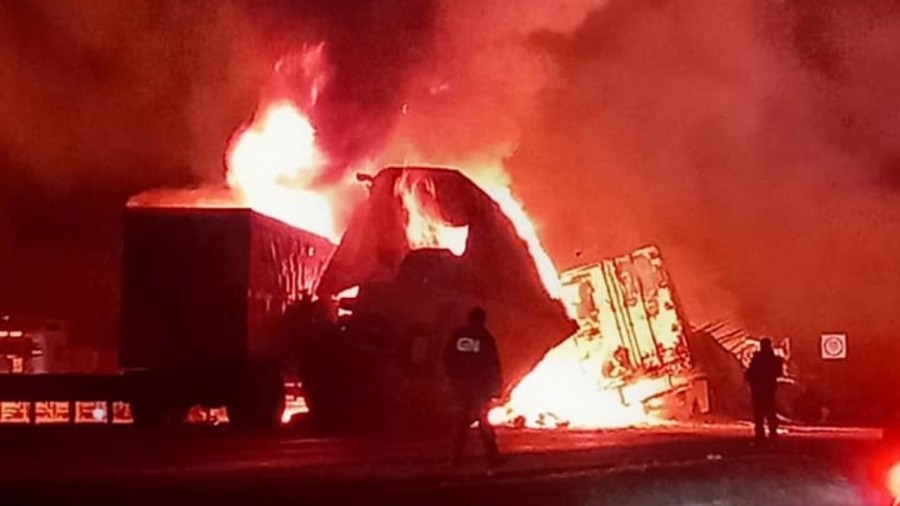 Tráiler provoca choque múltiple e incendio en la México-Querétaro