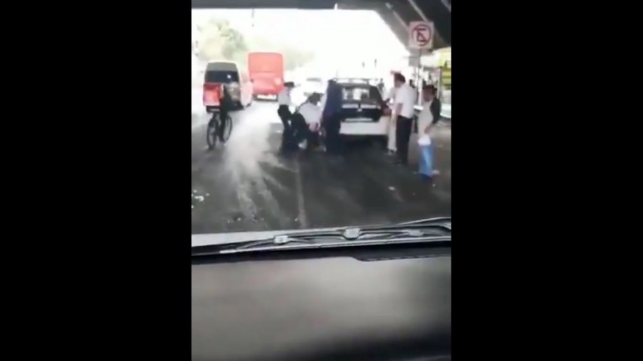 Mujeres policías de Naucalpan golpean a chofer de transporte público