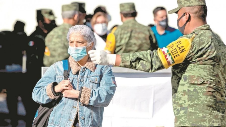 Arranca la vacunación de adultos mayores en México