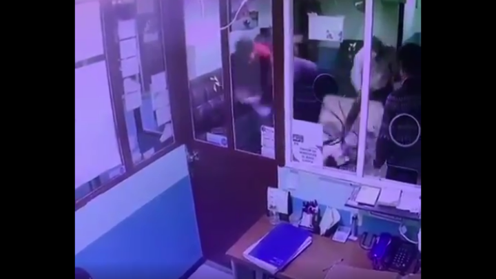 Familiares de joven que falleció en cirugía golpean a médico