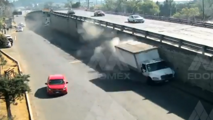 Registran volcadura en la México-Toluca; hay dos lesionados