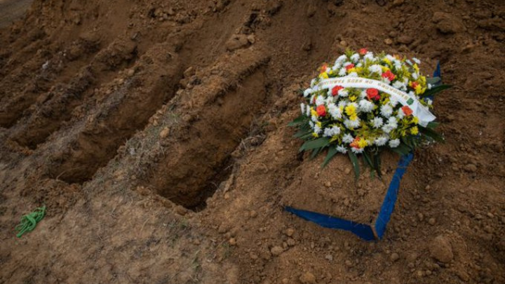 Hay casi 45% más muertes por Covid-19 que las reportadas por el gobierno: Inegi