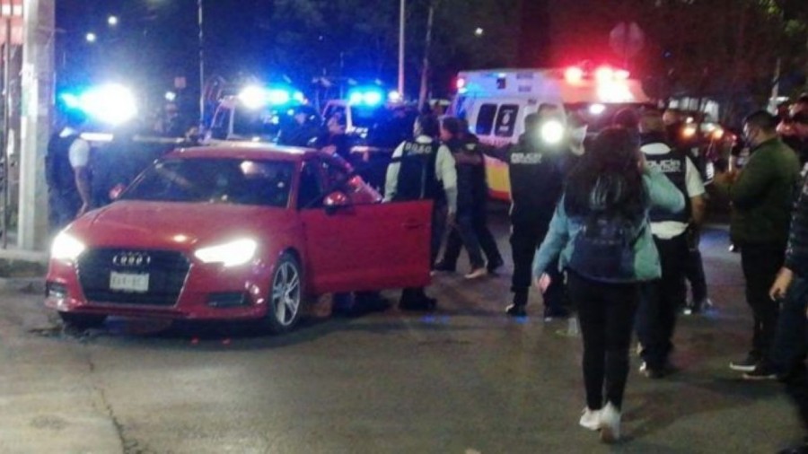 Asesinan a sujeto a bordo de su vehículo de lujo