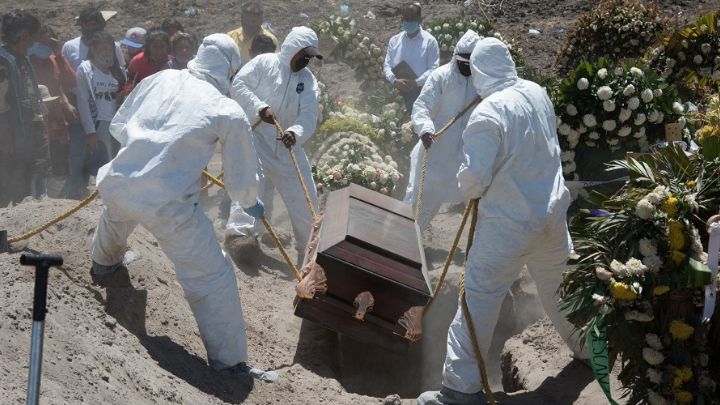 58% de muertes por COVID en México ocurrieron en casas o la calle y no en hospitales: INEGI