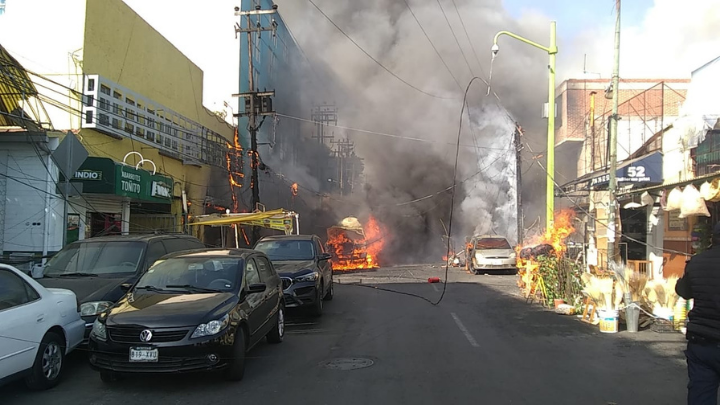 Arde en llamas pipa de gas en Venustiano Carranza; hay ocho heridos