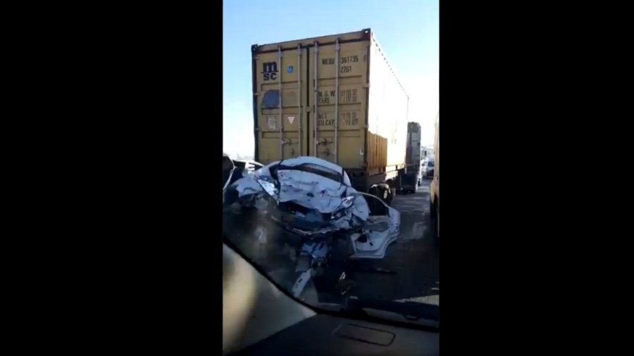Hombre vive después de quedar prensado bajo un tráiler