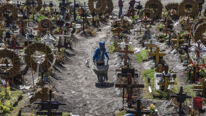 México tiene la mayor letalidad por COVID-19 en el mundo y AMLO niega promover uso de cubrebocas