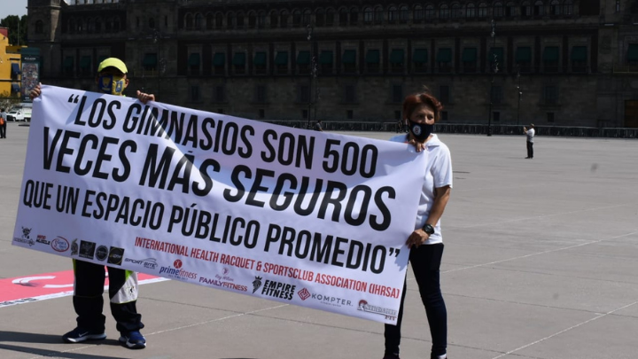 Con rutina de ejercicios en el Zócalo, entrenadores piden apertura de GYMS