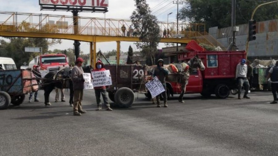 Recolectores de basura bloquean la México-Texcoco; denuncian extorsiones