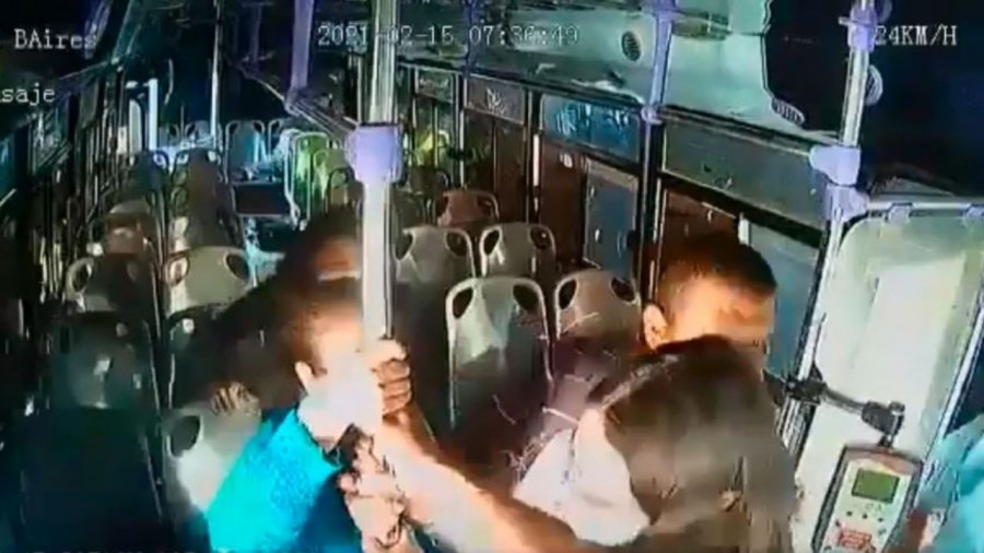 Hombre acuchilla a su pareja en el transporte público