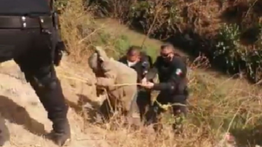 Rescatan hombre de la tercera edad en un canal de aguas negras