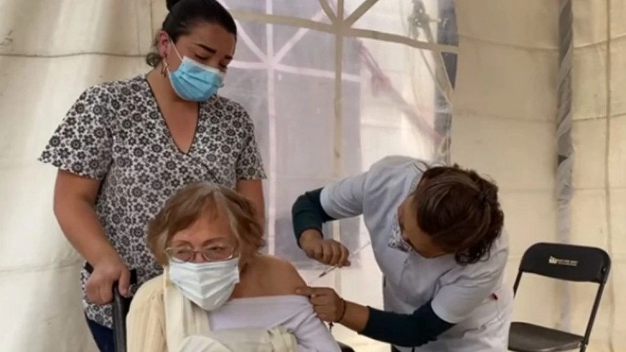 Mujer de 103 años recibe la vacuna contra el Covid-19