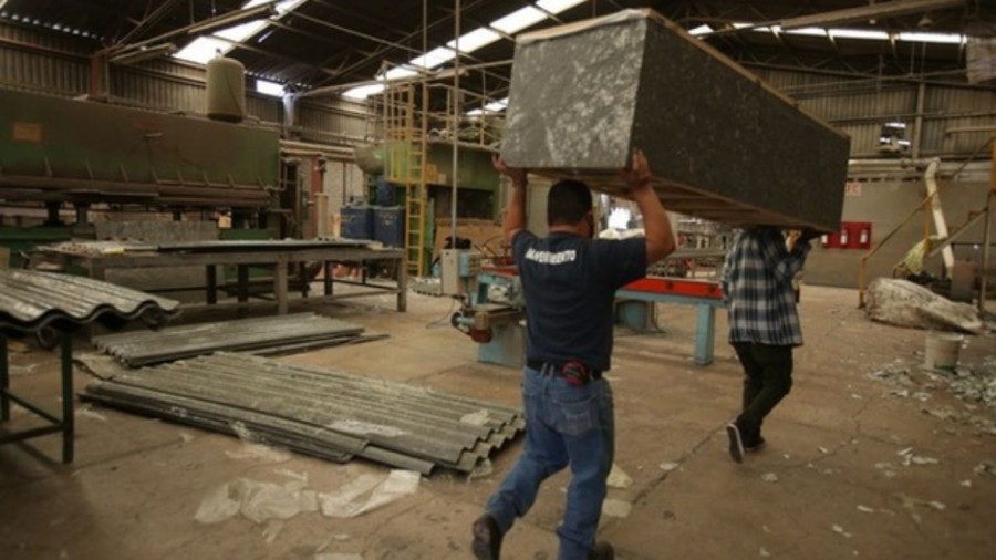 Mexicanos crean ataúdes con material reciclado de Tetra Pak
