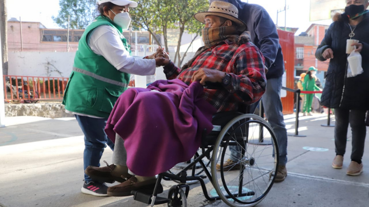 Tres abuelitos presentaron reacciones alérgicas a vacuna anticovid-19 en CDMX