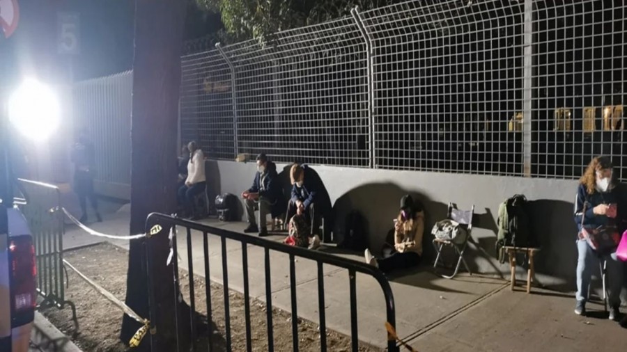 Capitalinos esperan 12 horas para recibir vacuna Covid-19