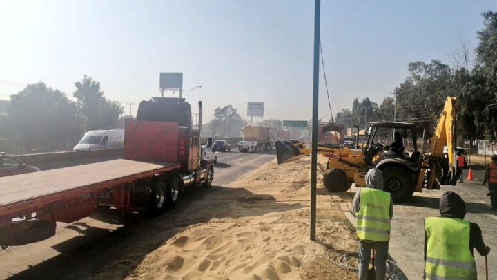 Vuelca camión con trigo en la México-Querétaro