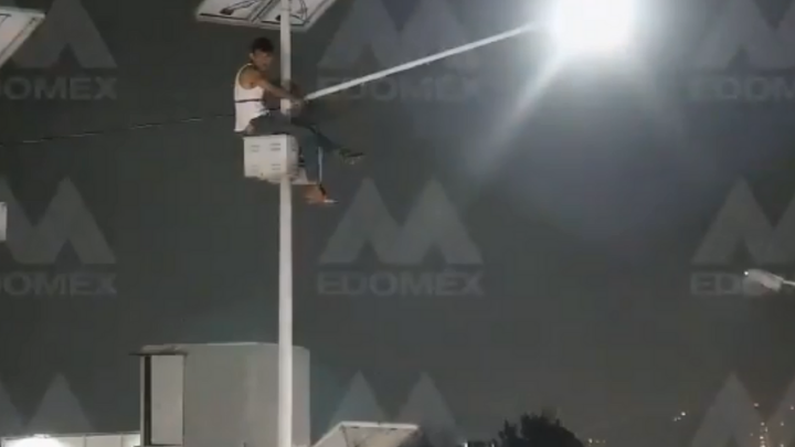 En Naucalpan, rescatan a hombre que subió a poste para suicidarse