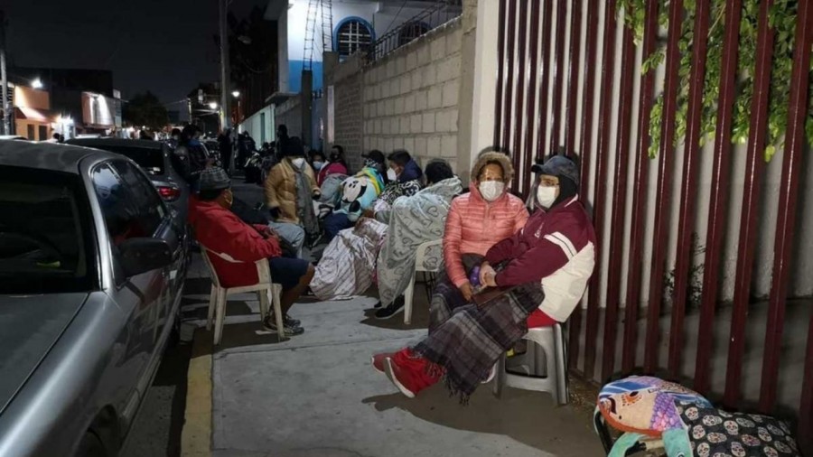 Jóvenes cobran hasta $500 por hacer fila para vacunas Covid-19