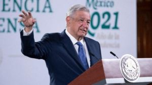 Insultan a AMLO al bajar de un vuelo comercial; hombre irrumpe en mañanera