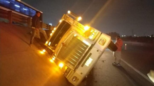 Vuelca tráiler en Circuito Exterior Mexiquense