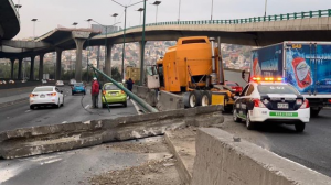 Tráiler saca volando a vehículo sobre la México-Querétaro