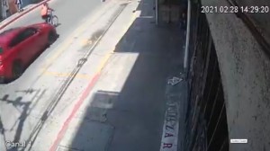 ¡Descarado! choca a ciclista y le cobra el golpe