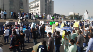 Personal de salud bloquea Viaducto; exige vacunas contra Covid-19