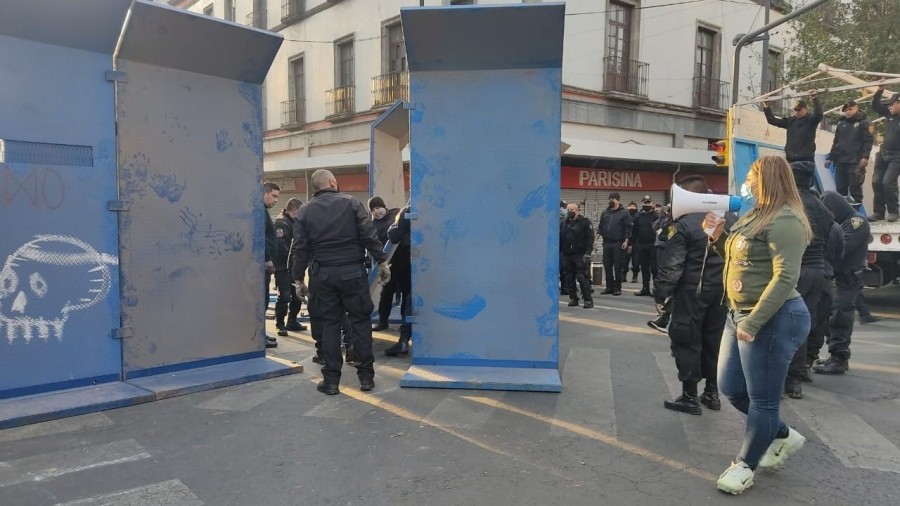 No pueden pasar al Zócalo manifestantes del #8M