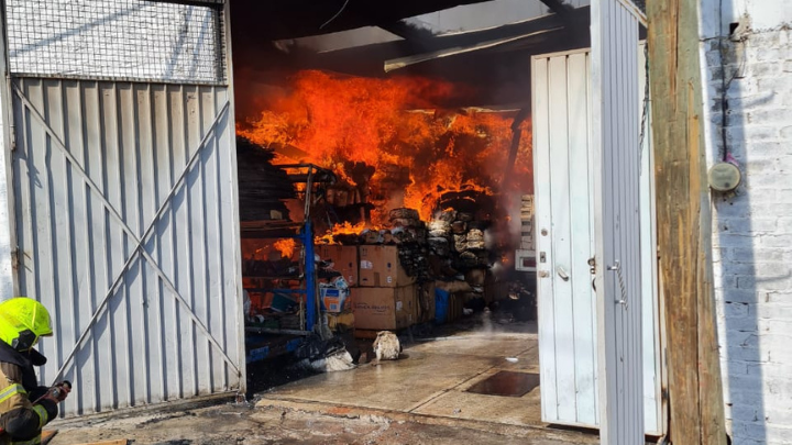 Arde en llamas fábrica de hilo en Nezahualcóyotl