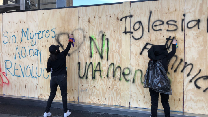 Mujeres derriban vallas en Palacio Nacional